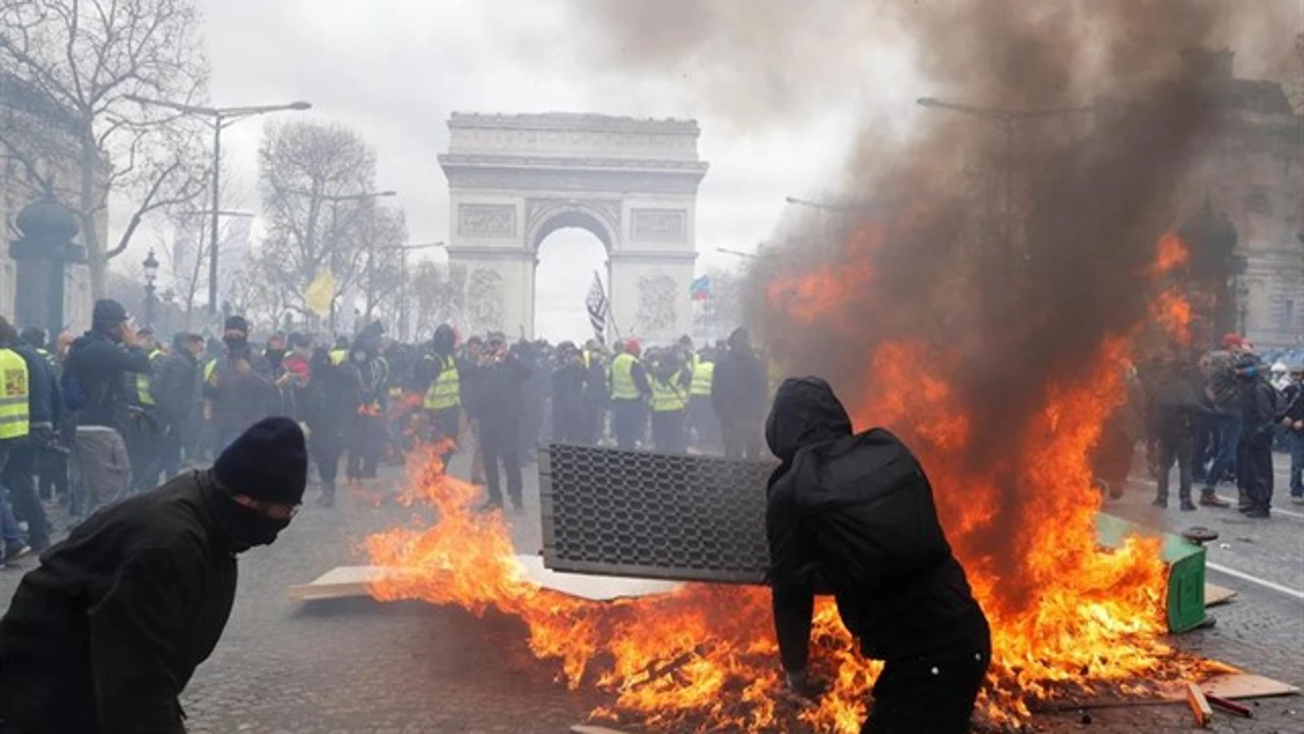 Manifestantes de los 'chalecos amarillos' queman contenedores en París