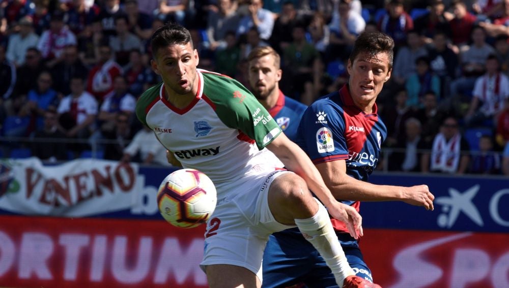 Calleri controla un balón en el partido frente al Huesca