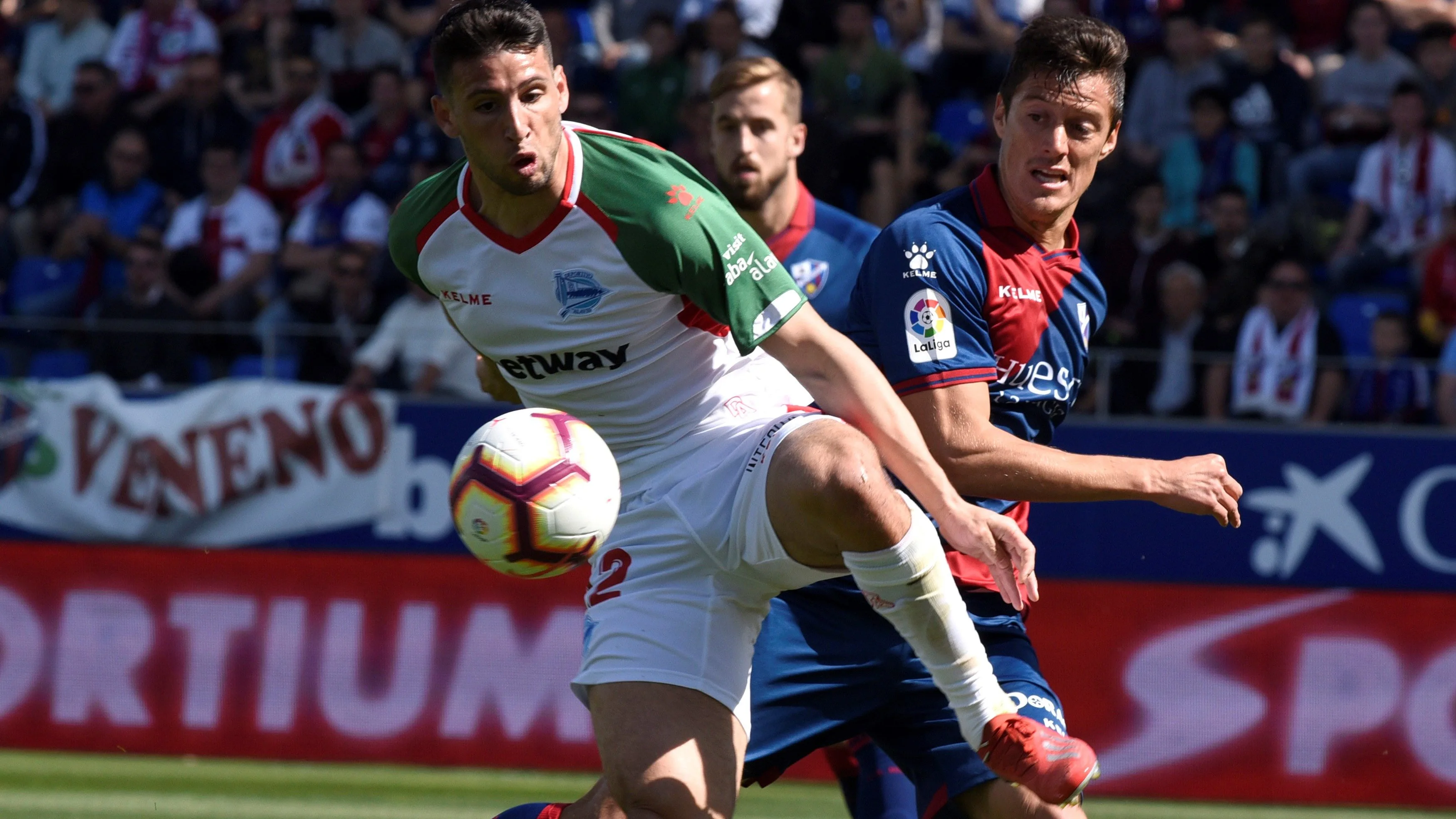 Calleri controla un balón en el partido frente al Huesca