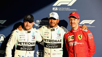 Hamilton, acompañado de Bottas y de Vettel