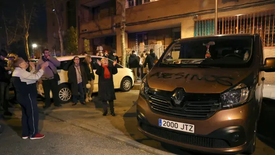 Carga policial contra los manifestantes que tratan de vengar muerte de vecino Carga policial contra los manifestantes que tratan de vengar muerte de vecino