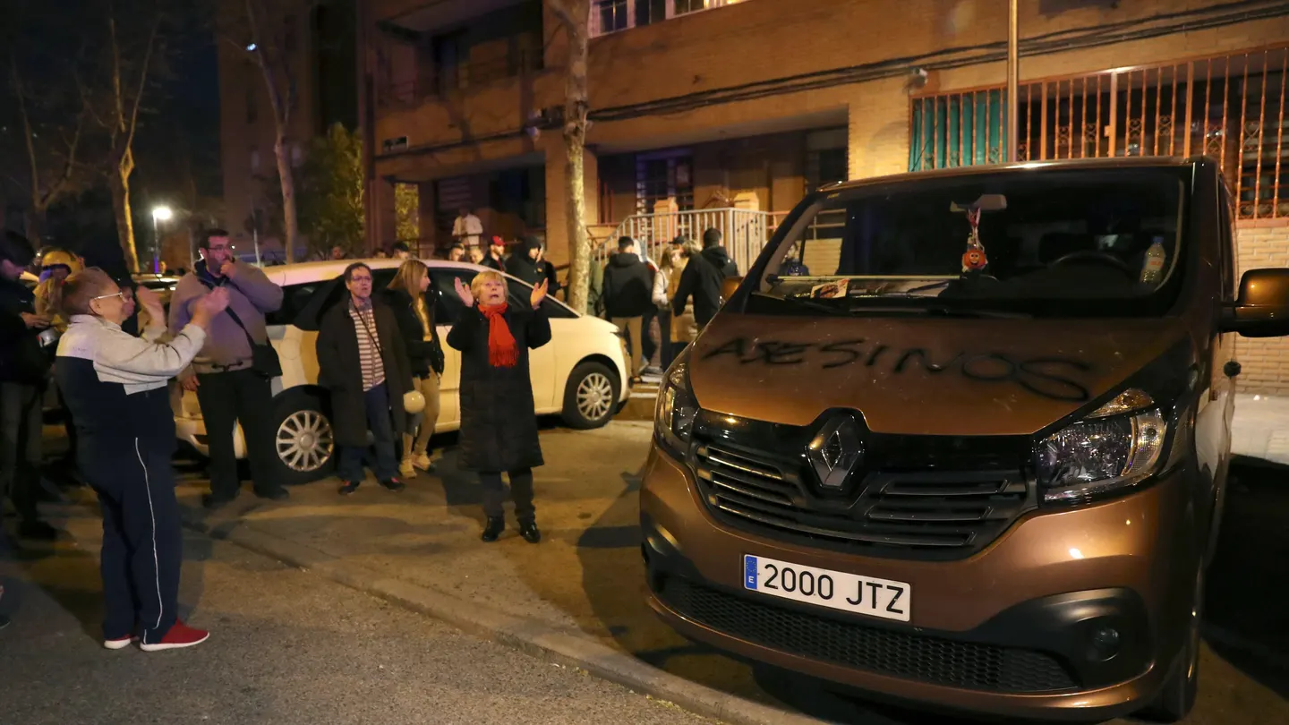 Carga policial contra los manifestantes que tratan de vengar muerte de vecino Carga policial contra los manifestantes que tratan de vengar muerte de vecino
