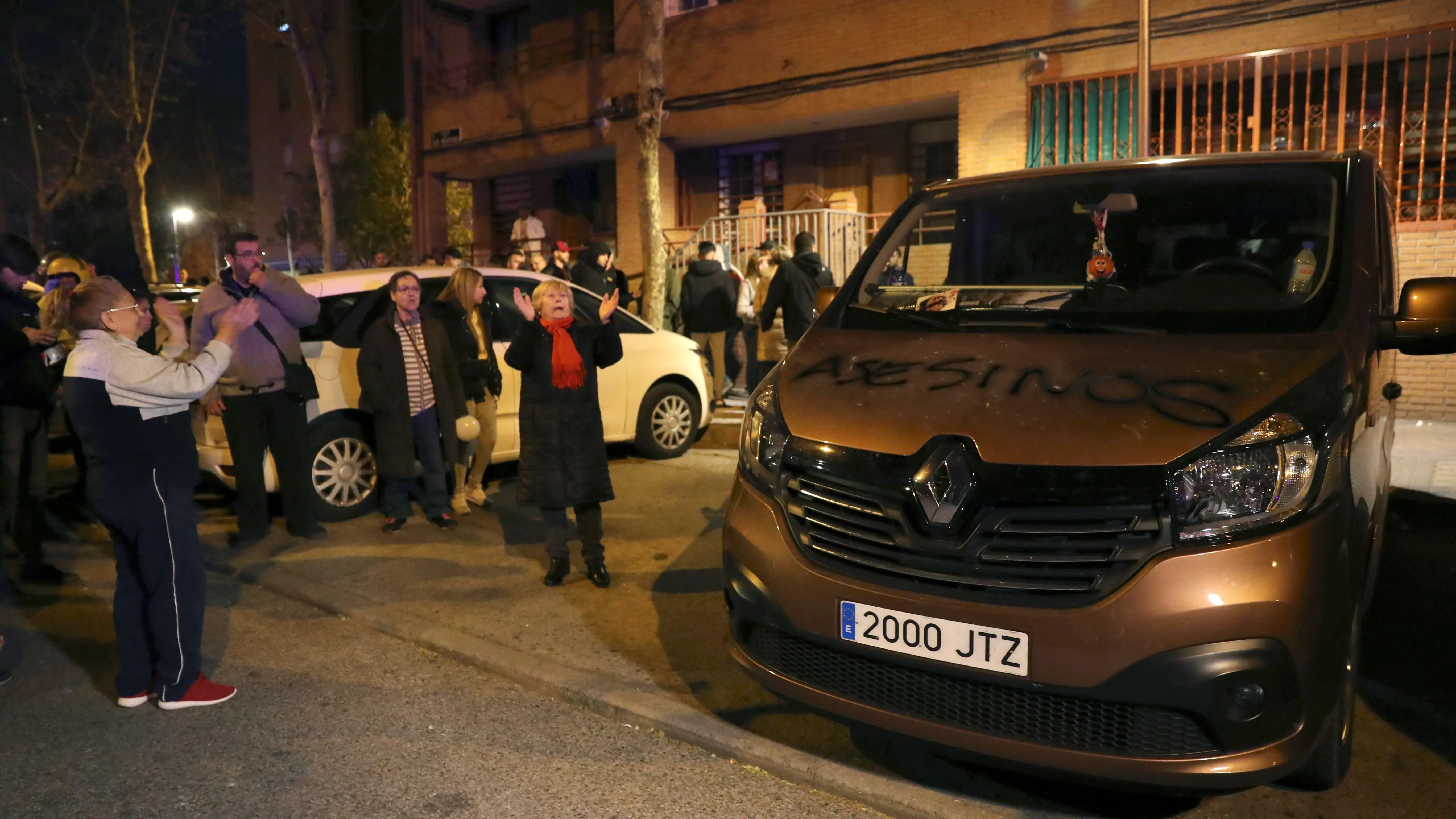 Carga policial contra los manifestantes que tratan de vengar muerte de vecino