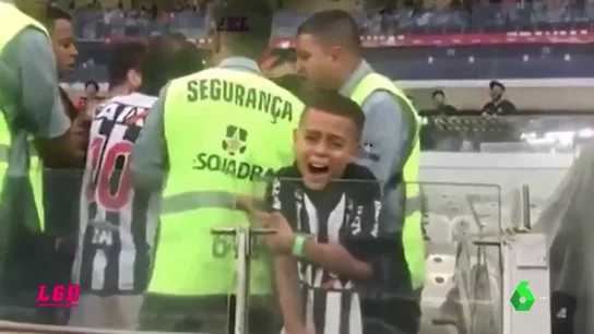 Un padre 'pasa' del llanto de su hijo para intentar llevarse una camiseta Un padre 'pasa' del llanto de su hijo para intentar llevarse una camiseta