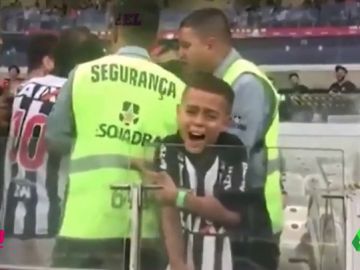 Un padre 'pasa' del llanto de su hijo para intentar llevarse una camiseta Un padre 'pasa' del llanto de su hijo para intentar llevarse una camiseta