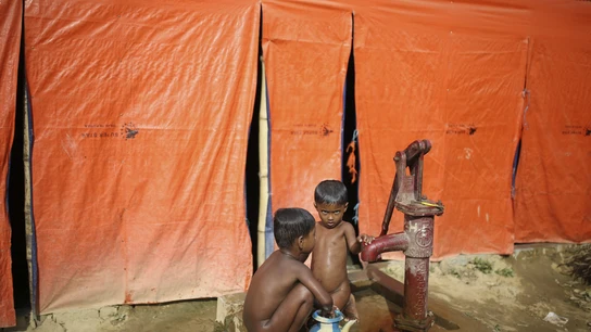 Dos niños rohingya se bañan en el campo de refugiados de Cox's Bazar, en Bangladesh Dos niños rohingya se bañan en el campo de refugiados de Cox's Bazar, en Bangladesh