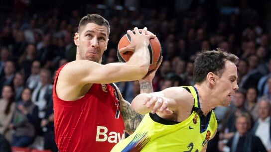 Stefan Jovic intenta avanzar ante la defensa de Kyle Kuric