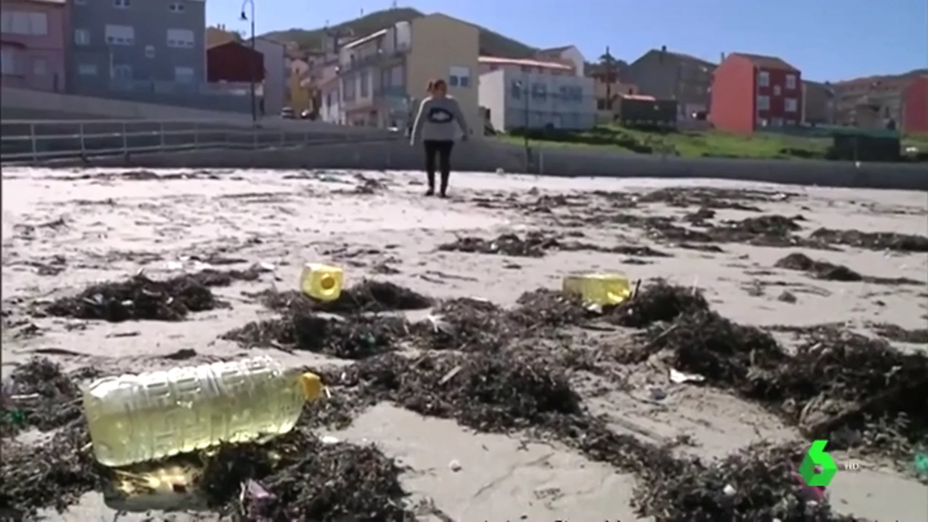 El Ayuntamiento de Camariñas pide a los vecinos que no consuman el aceite que encontraron en la costa