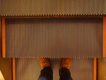 Tú mirando al suelo mientras decides si esperar de pie o caminar en la escalera mecánica Tú mirando al suelo mientras decides si esperar de pie o caminar en la escalera mecánica