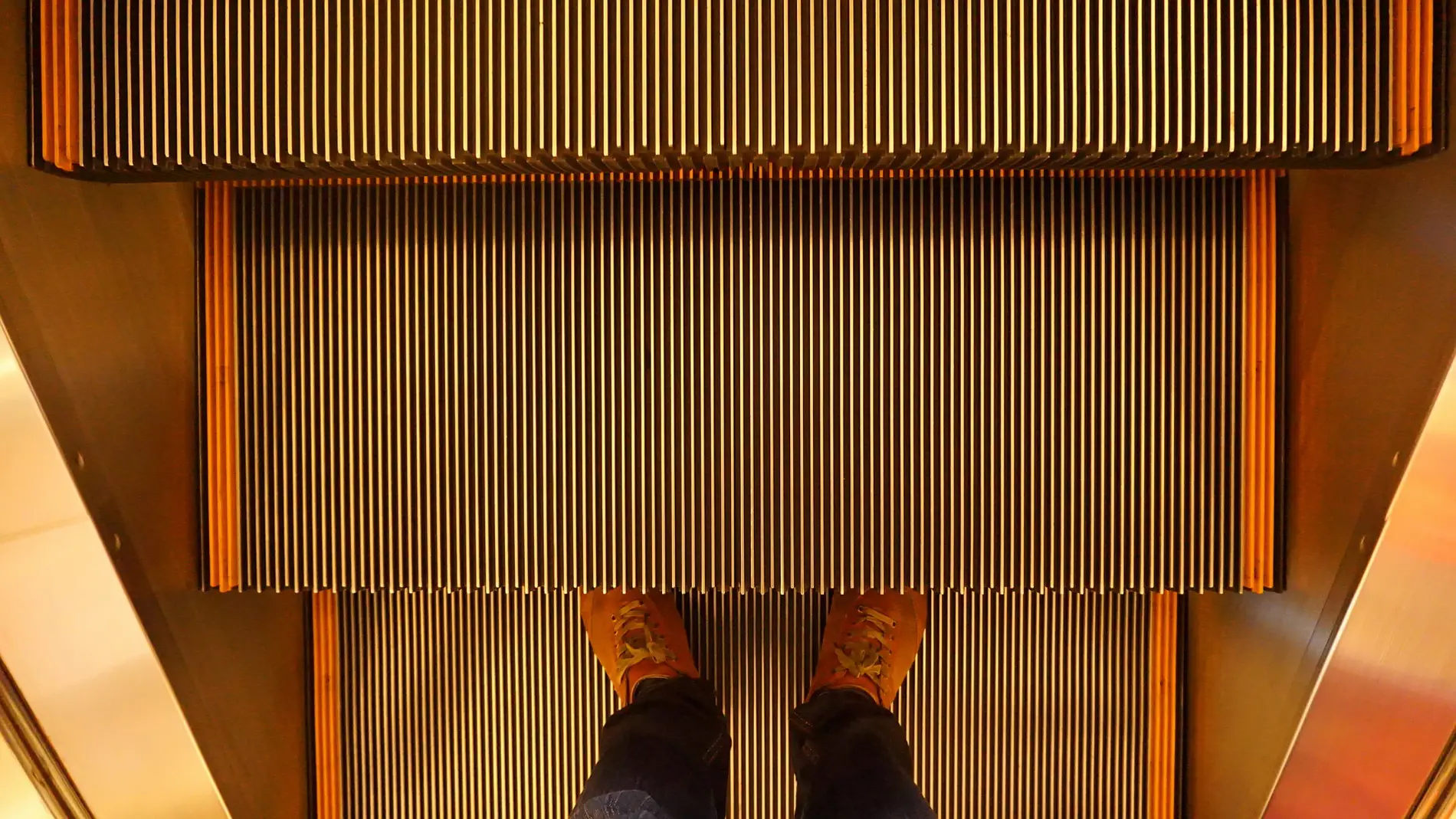 Tú mirando al suelo mientras decides si esperar de pie o caminar en la escalera mecánica 