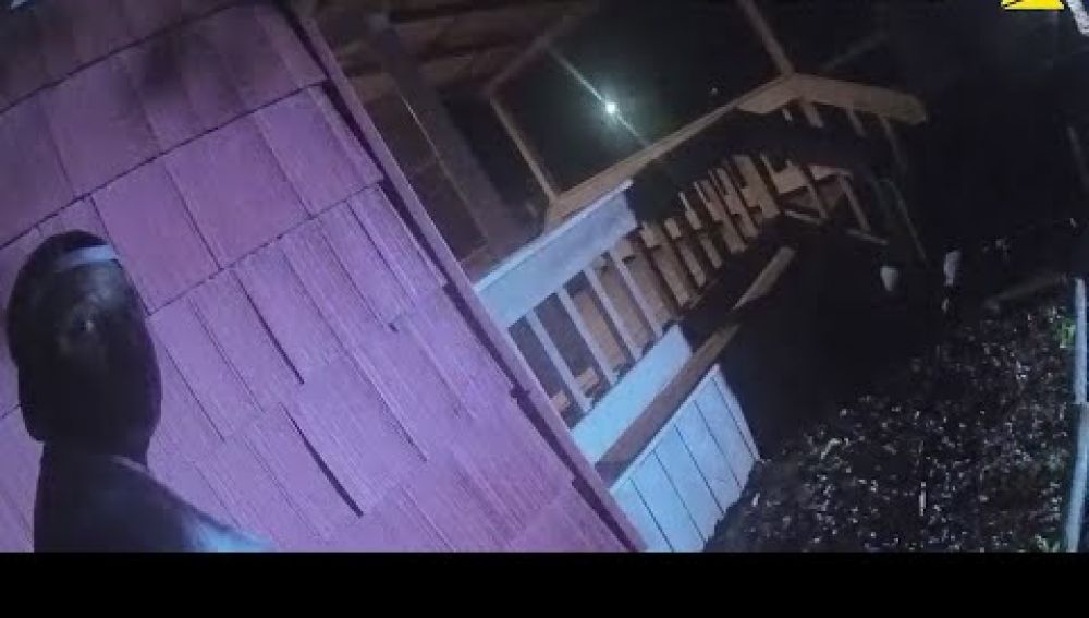 Un hombre negro es confundido por un ladrón en mitad de su mudanza