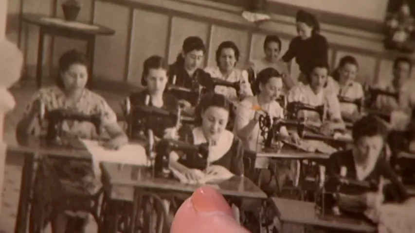 La realidad que Franco no quería que saliera en la foto: máquinas de coser para dar buena imagen a las presas La realidad que Franco no quería que saliera en la foto: máquinas de coser para dar buena imagen a las presas