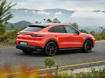 Porsche Cayenne Coupé: nace el Cayenne más deportivo, con 4 plazas y hasta 550 CV Porsche Cayenne Coupé: nace el Cayenne más deportivo, con 4 plazas y hasta 550 CV