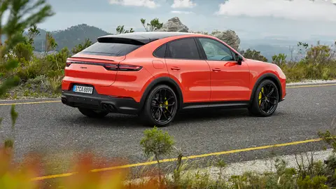 Porsche Cayenne Coupé: nace el Cayenne más deportivo, con 4 plazas y hasta 550 CV Porsche Cayenne Coupé: nace el Cayenne más deportivo, con 4 plazas y hasta 550 CV
