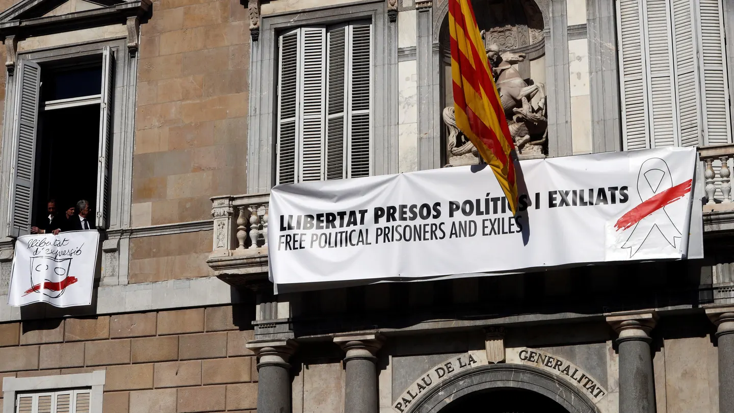 Pancarta que cuelga en el Palau de la Generalitat Pancarta que cuelga en el Palau de la Generalitat