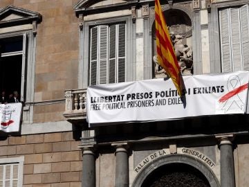 Pancarta que cuelga en el Palau de la Generalitat Pancarta que cuelga en el Palau de la Generalitat