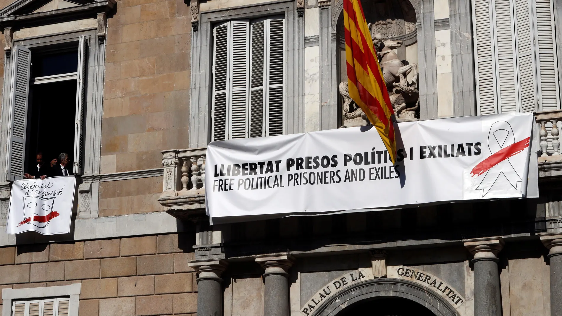 Pancarta que cuelga en el Palau de la Generalitat