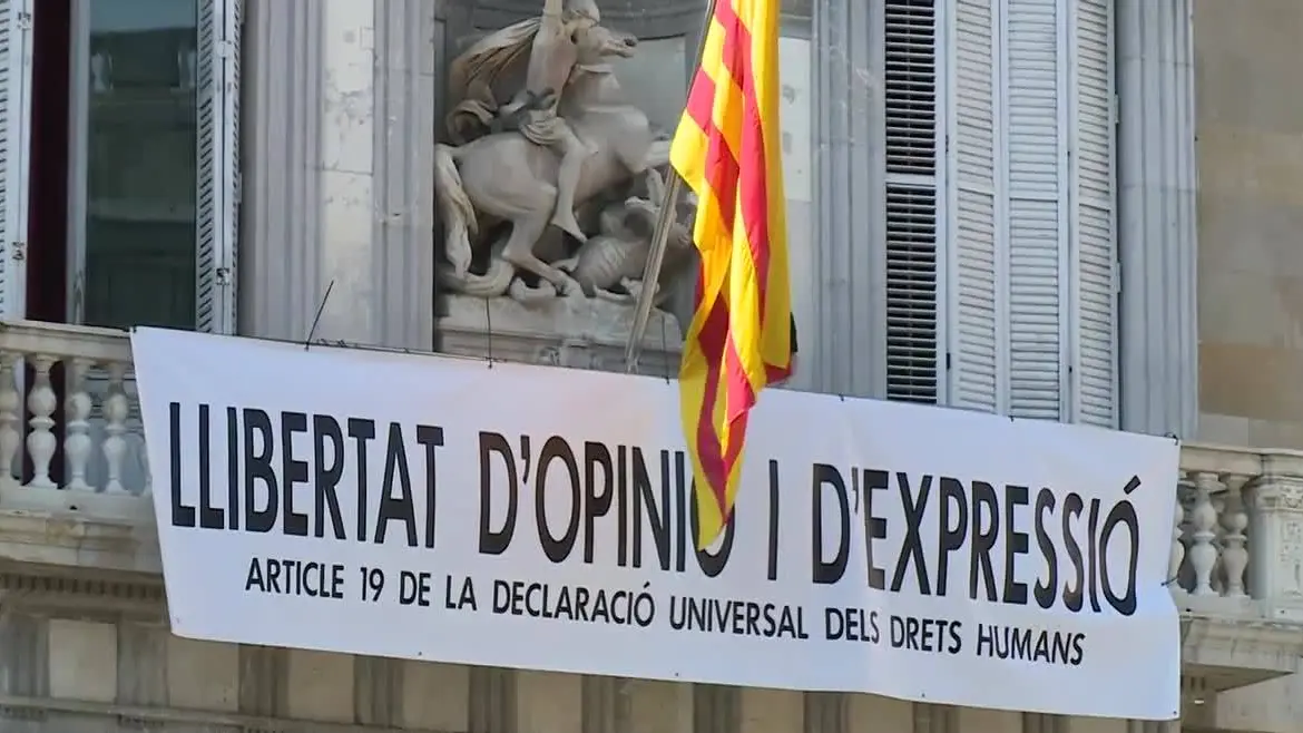 Nueva pancarta en el balcón de la Generalitat