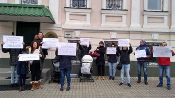 Familias protestando en Ucrania