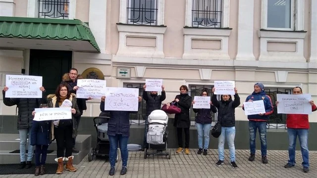 Familias protestando en Ucrania