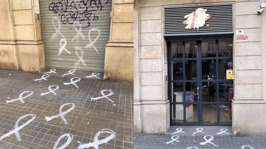 La sede del PSC e Barcelona amanece con pintadas de lazos blancos La sede del PSC e Barcelona amanece con pintadas de lazos blancos