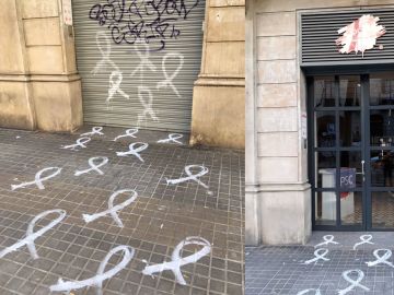 La sede del PSC e Barcelona amanece con pintadas de lazos blancos La sede del PSC e Barcelona amanece con pintadas de lazos blancos