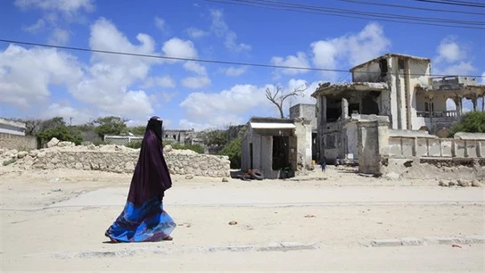 Imagen de archivo de una mujer en Puntlandia, Somalia. Imagen de archivo de una mujer en Puntlandia, Somalia.
