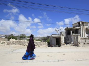 Imagen de archivo de una mujer en Puntlandia, Somalia. Imagen de archivo de una mujer en Puntlandia, Somalia.