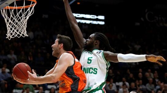 Van Rosom entra a canasta