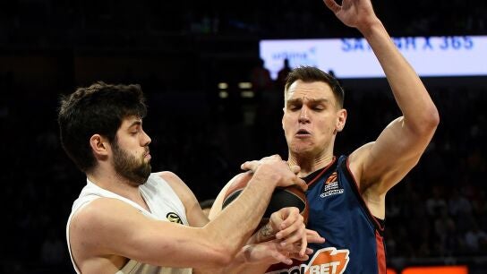 Yusta y Voigtmann pugnan por el rebote