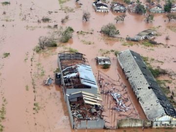 Vista aérea de los daños causados por las inundaciones después de que el ciclón Idai tocó tierra en la provincia de Sofala, Mozambique Vista aérea de los daños causados por las inundaciones después de que el ciclón Idai tocó tierra en la provincia de Sofala, Mozambique
