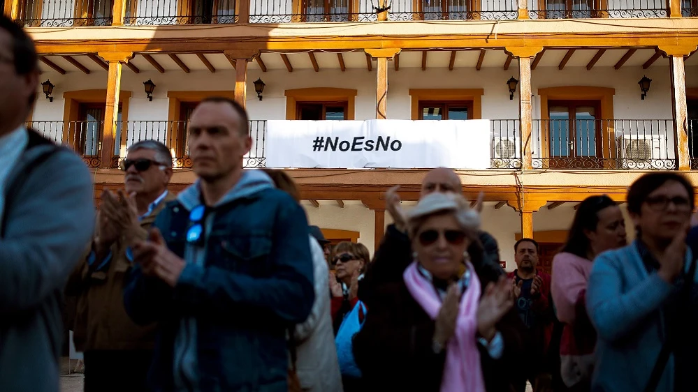 Vecinos de Ciempozuelos se concentran en la plaza del Ayuntamiento para mostrar su rechazo a la agresión múltiple sufrida por una joven en la localidad