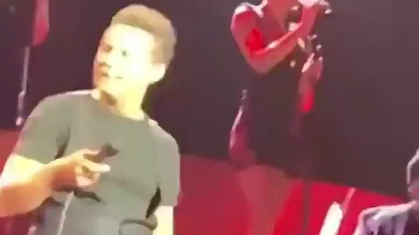 Críticas a Luis Miguel por arrojar violentamente su micrófono al técnico de sonido en pleno concierto Críticas a Luis Miguel por arrojar violentamente su micrófono al técnico de sonido en pleno concierto