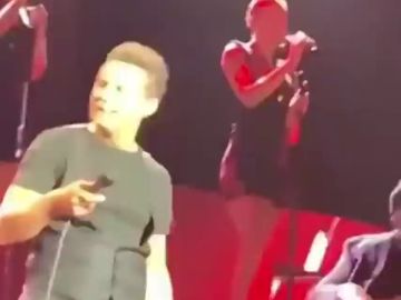 Críticas a Luis Miguel por arrojar violentamente su micrófono al técnico de sonido en pleno concierto Críticas a Luis Miguel por arrojar violentamente su micrófono al técnico de sonido en pleno concierto