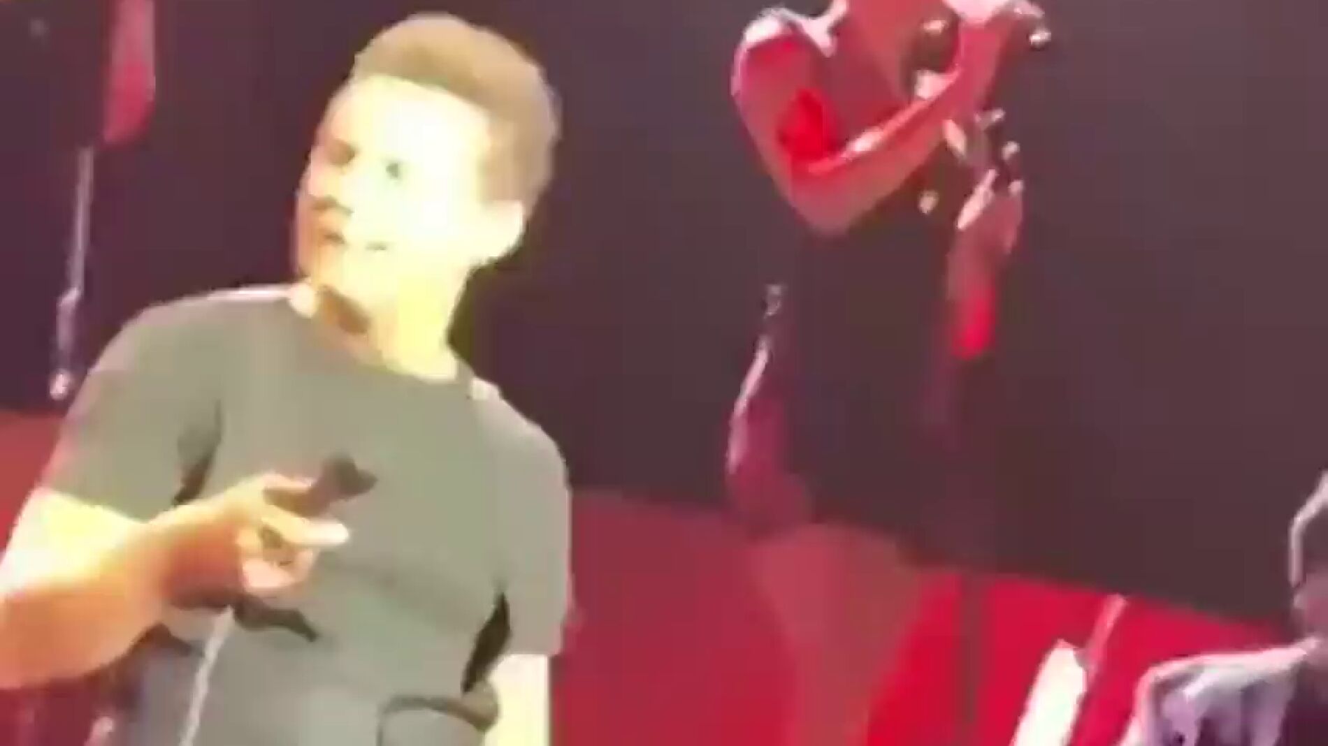  Críticas a Luis Miguel por arrojar violentamente su micrófono al técnico de sonido en pleno concierto