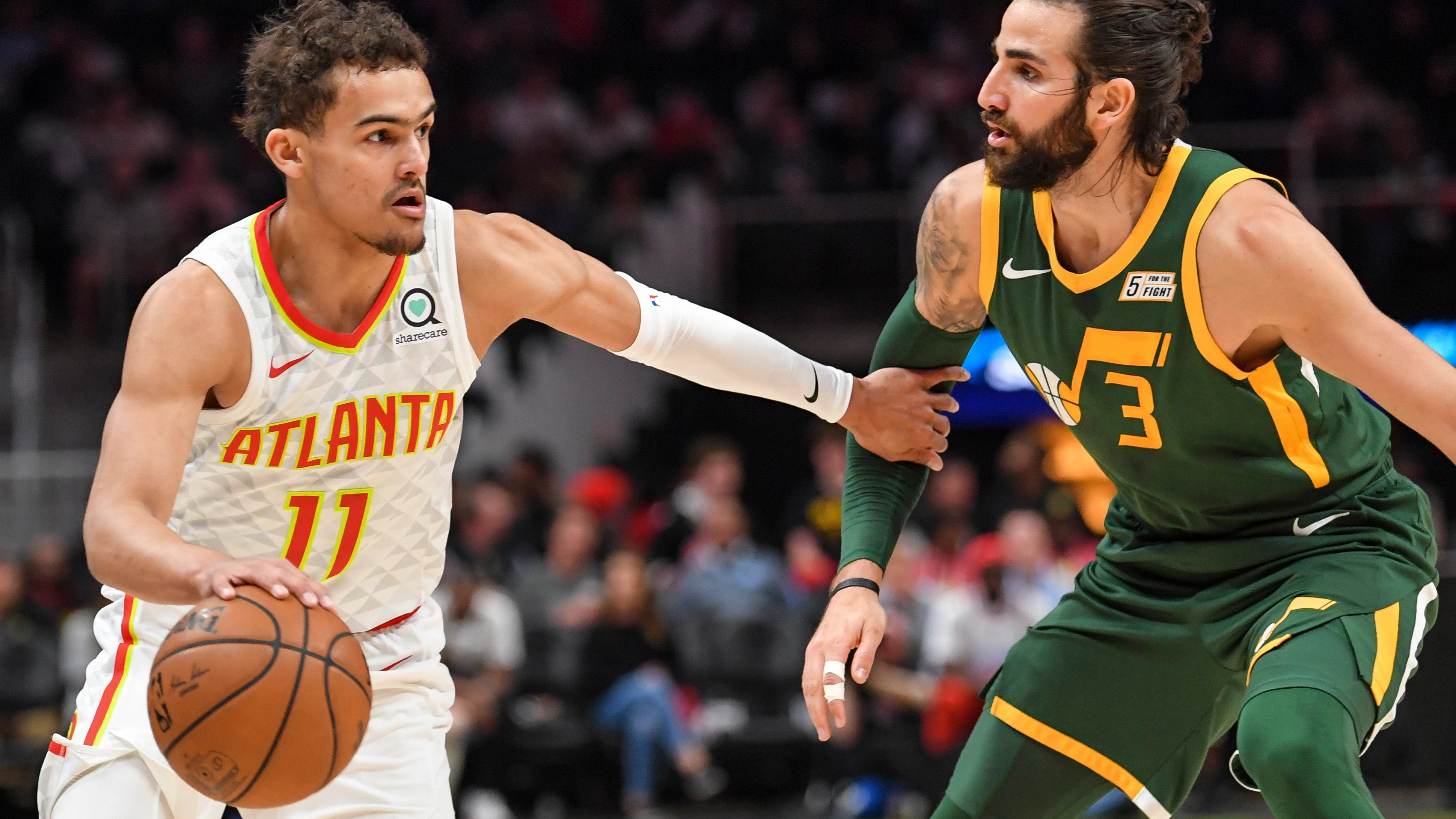 Ricky Rubio trata de defender una jugada ante Trae Young 