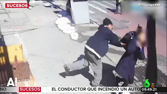 La Policía trata de localizar al hombre que propinó un puñetazo a una mujer en plena calle La Policía trata de localizar al hombre que propinó un puñetazo a una mujer en plena calle