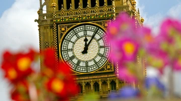 Flores ante el Big Ben, en Londres.