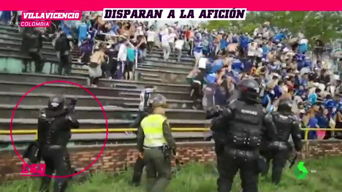 Brutal pelea entre Barras de Llaneros y Millonarios: algunos se tiran de la grada Brutal pelea entre Barras de Llaneros y Millonarios: algunos se tiran de la grada