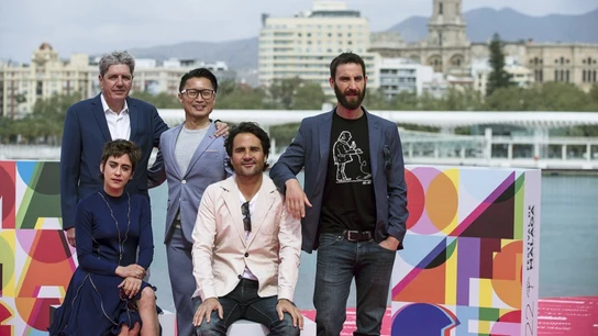 El cineasta Álvaro Díaz Lorenzo posa con los actores de la película 'Los Japón' El cineasta Álvaro Díaz Lorenzo posa con los actores de la película 'Los Japón'