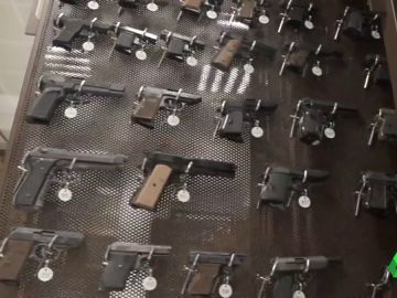 Un cargo de Vox presume de sus armas: "Con lo que tengo en casa puedo empezar la II Guerra Civil" Un cargo de Vox presume de sus armas: "Con lo que tengo en casa puedo empezar la II Guerra Civil"