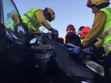 Rescatan a un hombre atrapado en su vehículo tras una colisión en Madrid Rescatan a un hombre atrapado en su vehículo tras una colisión en Madrid