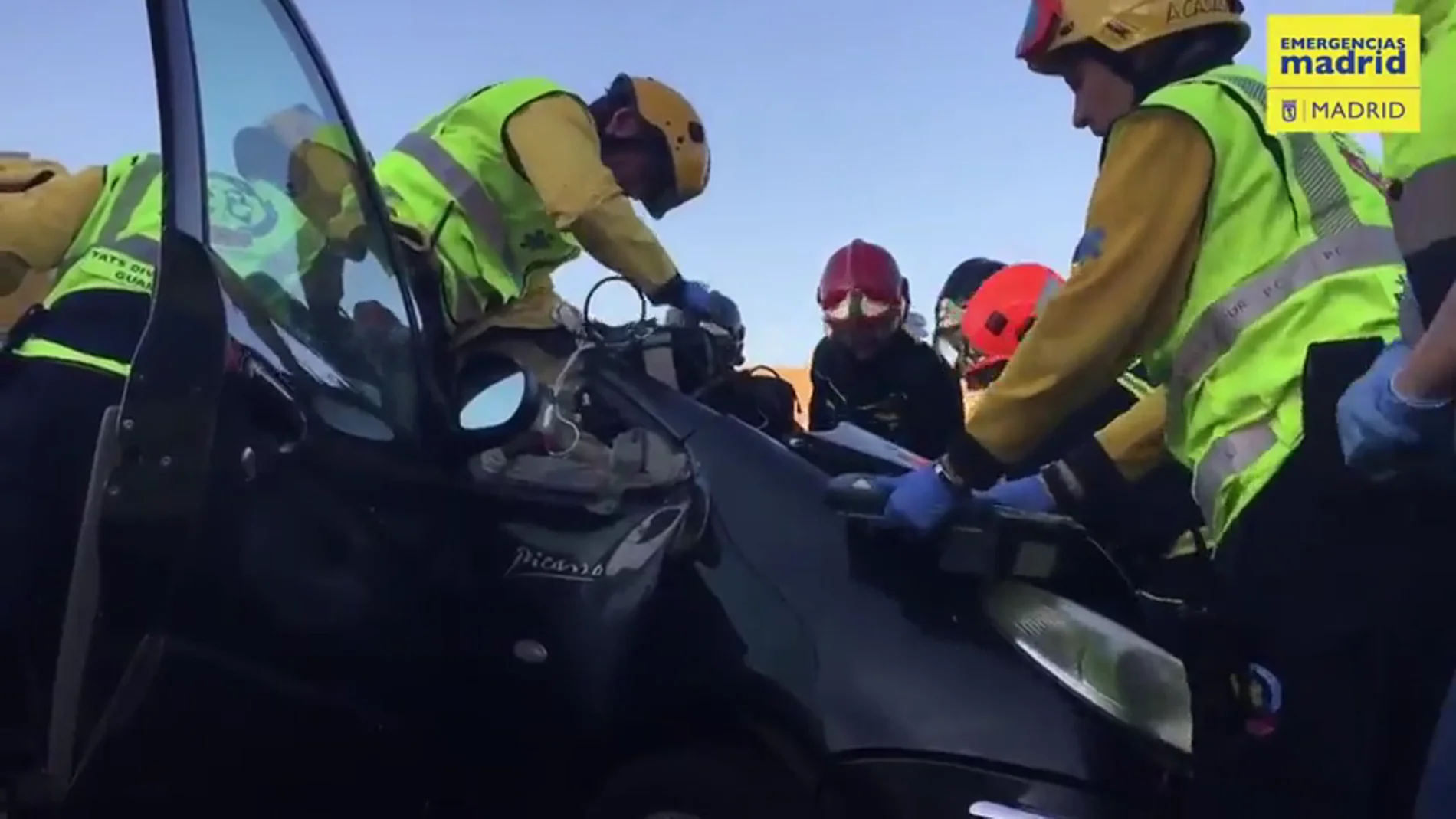 Rescatan a un hombre atrapado en su vehículo tras una colisión en Madrid