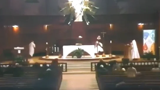 El agresor se aproxima al cura Claude Grou en la iglesia de Saint Joseph's en Montreal. El agresor se aproxima al cura Claude Grou en la iglesia de Saint Joseph's en Montreal.