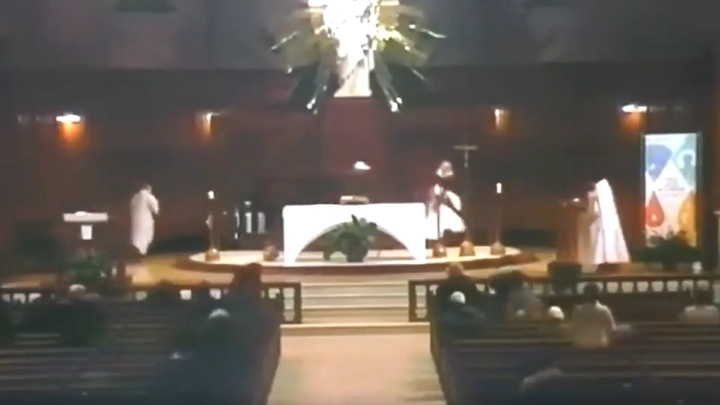 El agresor se aproxima al cura Claude Grou en la iglesia de Saint Joseph's en Montreal. El agresor se aproxima al cura Claude Grou en la iglesia de Saint Joseph's en Montreal.