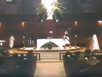El agresor se aproxima al cura Claude Grou en la iglesia de Saint Joseph's en Montreal. El agresor se aproxima al cura Claude Grou en la iglesia de Saint Joseph's en Montreal.