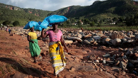 Dos mujeres portan sacos con ayuda humanitaria destinados a los afectados por el ciclón Idai Dos mujeres portan sacos con ayuda humanitaria destinados a los afectados por el ciclón Idai