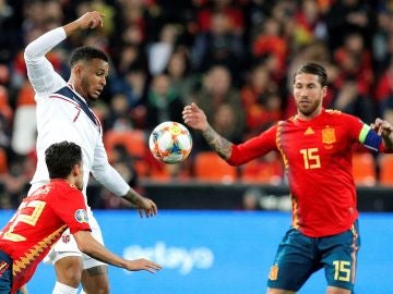 Sergio Ramos y Jesús Navas presionan a Joshua King Sergio Ramos y Jesús Navas presionan a Joshua King