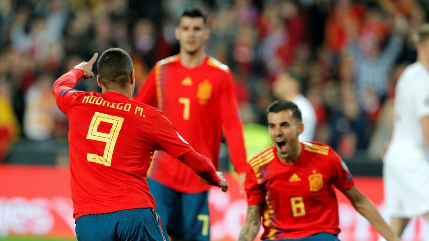 Rodrigo celebra un gol con Ceballos Rodrigo celebra un gol con Ceballos