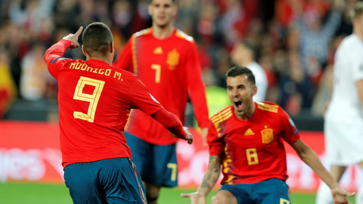 Rodrigo celebra un gol con Ceballos